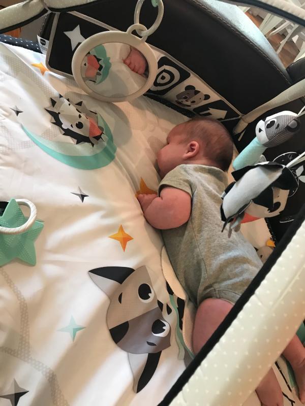 Enjoying our play mat at 4 weeks old :)| Trying tummy time