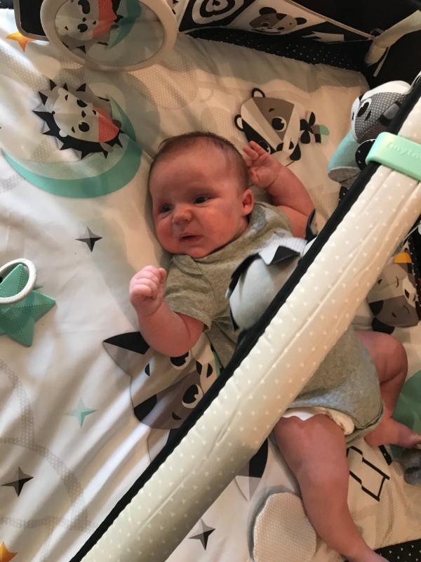 Enjoying our play mat at 4 weeks old :)| Trying tummy time