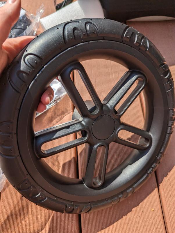 Very quality materials| LOVE how long the sunshade is| extra pocket for storage| Nice, strong wheels