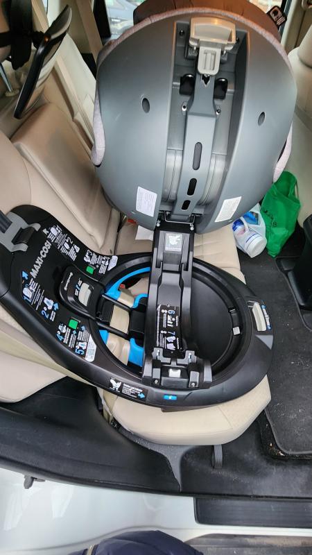 Toddler rotated toward me for getting into thr car| Seat rotated toward me| Easy install process
