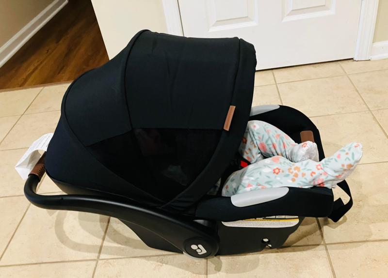 Plenty of storage| Extendable canopy| Easy to use infant car seat| Infant carriage option