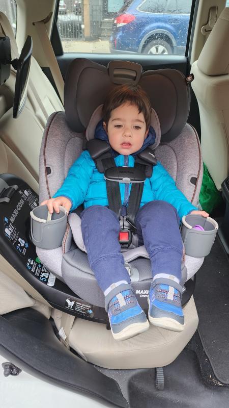 Toddler rotated toward me for getting into thr car| Seat rotated toward me| Easy install process