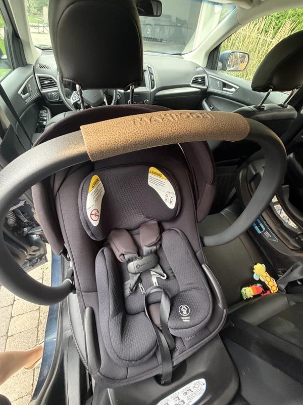 Customer photo for "Great car seat with ergonomic handle"