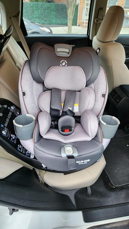 Toddler rotated toward me for getting into thr car| Seat rotated toward me| Easy install process