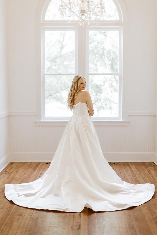 galina signature sculpted corset bodice satin wedding dress Galina Signature Wedding Dress from David's Bridal. Satin, dramatic slit,  pockets, chapel train. Brand new, never worn, unaltered!  https://www.davidsbridal.com/product/sculpted-corset-bodice-satin-wedding- dress-swg1031