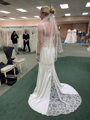 Ivory silk crepe wedding dress designed by Cristóbal Balenciaga