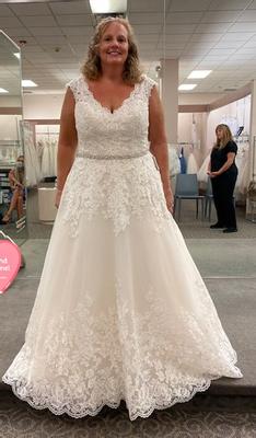 David's Bridal Scalloped Lace and Tulle Wedding Dress 7WG3850 8p Ivory/Champagne Petite - Ivory/Champagne, 8p