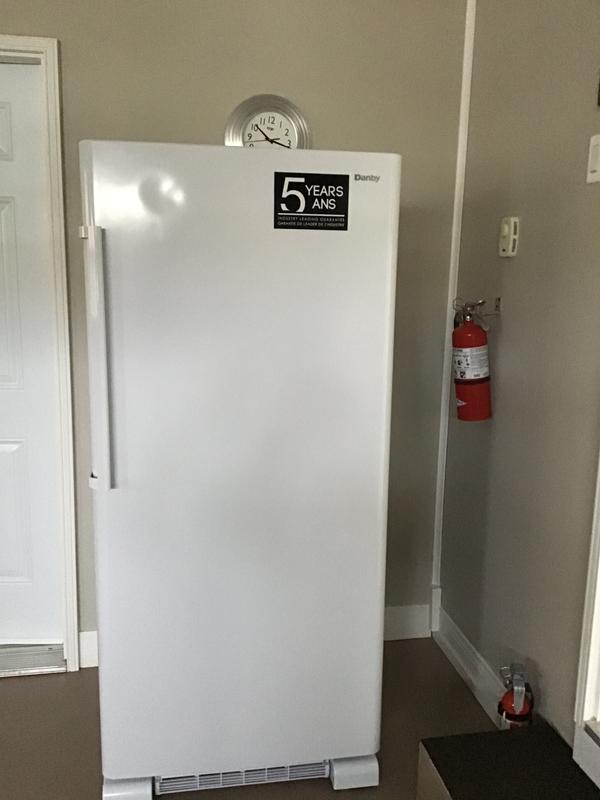 デブリデブカテリーナ Danby Designer 16.7 cu. ft. Upright Freezer in White