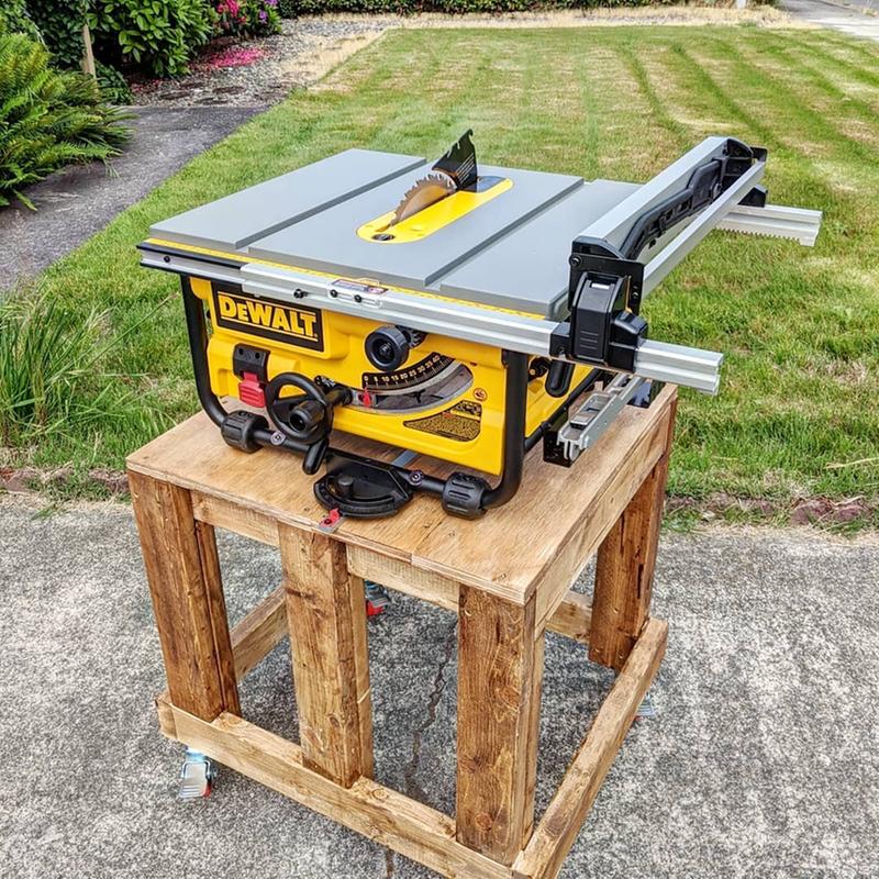 Tilintetgøre sød smag milits DEWALT 10-in 15-Amp Benchtop Table Saw with Folding Stand in the Table Saws  department at Lowes.com