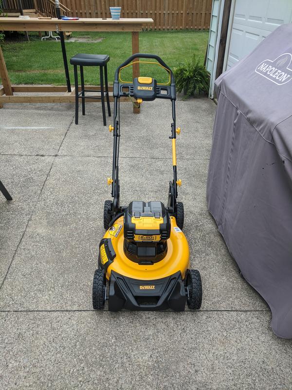 DEWALT 20V MAX 21.5 in. Battery Powered Walk Behind Push Lawn Mower with  (2) 10Ah Batteries & Charger DCMWP233U2 - The Home Depot