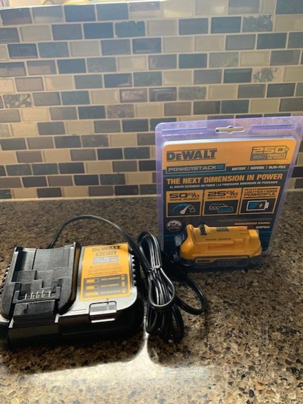 Ensemble de batterie et de chargeur compact Powerstack DEWALT 20 V