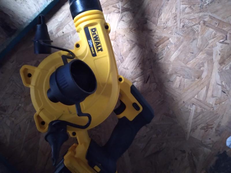 DEWALT 20 volt Max Jobsite Blower 1 Battery Included in the