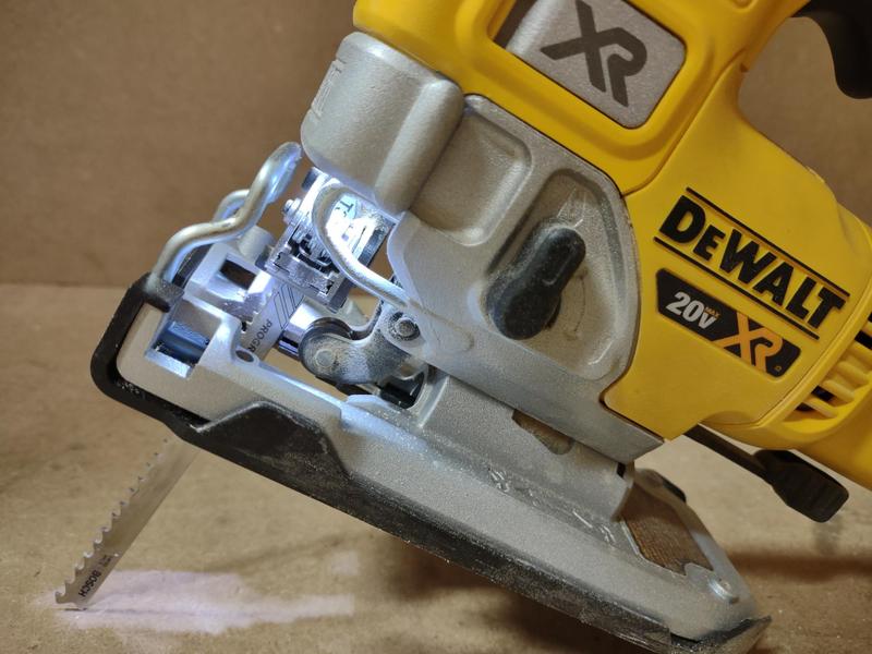 DEWALT Sierra de calar sin escobillas de 20 V MAX* y batería premium de 4.0  Ah - Cargador no incluido (DCS334B y DCB204) : Herramientas y Mejoras del  Hogar 