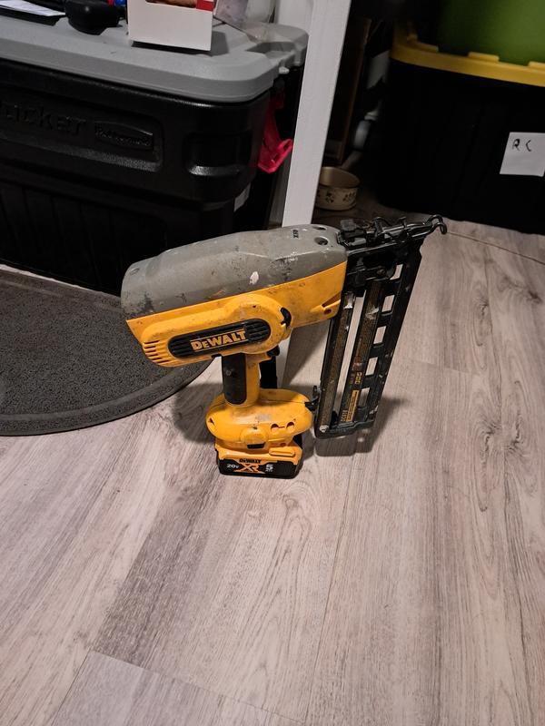 DEWALT DC618 CORDLESS 18V FINISH NAILER WITH BATTERY & CHARGER