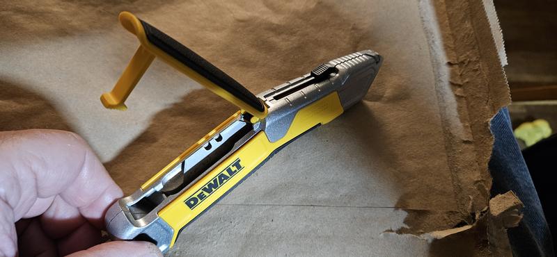 Store up to 5 blades in the handle.