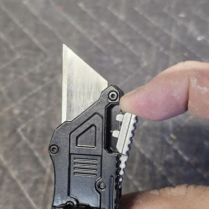 double locking spring activated for extra strong blade holding power