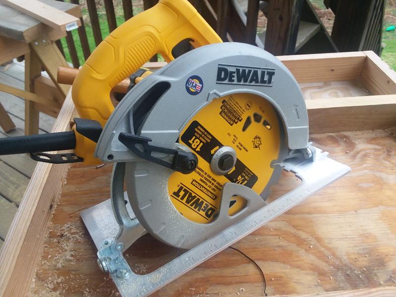 DEWALT 15 Amp Corded 7-1/4 in. Lightweight Circular Saw DWE575 - The Home  Depot