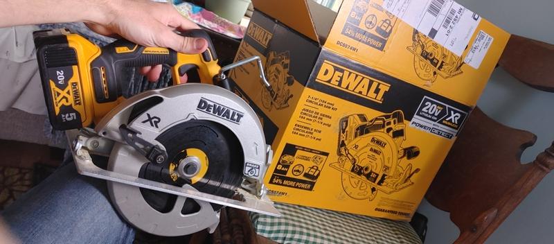 Scie circulaire 7 1/4 po DeWalt, 20 V, Power-Detect, moteur sans balais,  lithium-ion, biseautage 57° DCS574W1