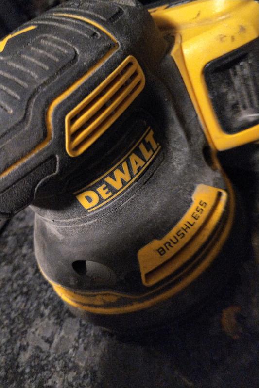 thumbnail image 2 of DeWalt DCW210 20V Cordless 5" Orbital Sander – Brushless, Li-Ion Battery Included (Open Box) 2 of 3