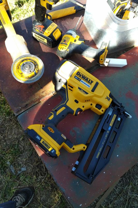 20V MAX* XR 16 GA Cordless Straight Finish Nailer Kit | DEWALT