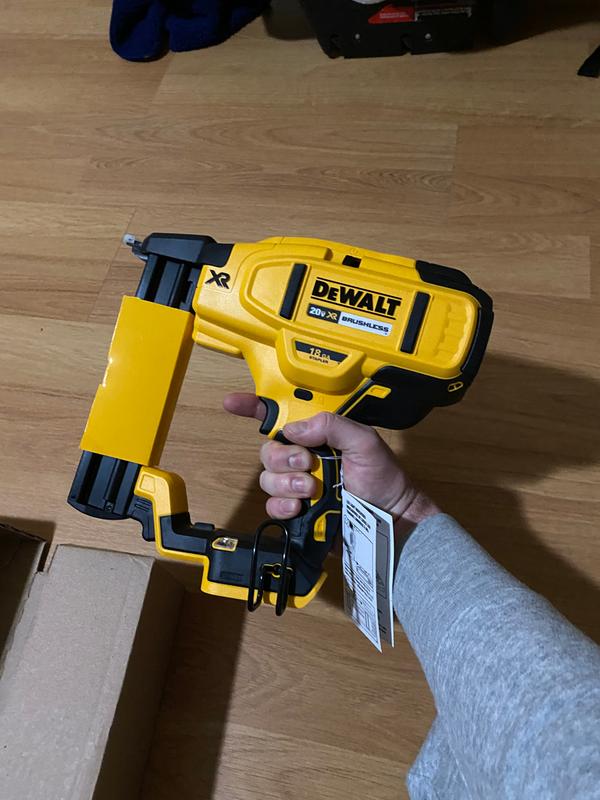 Dewalt staple gun discount 20v