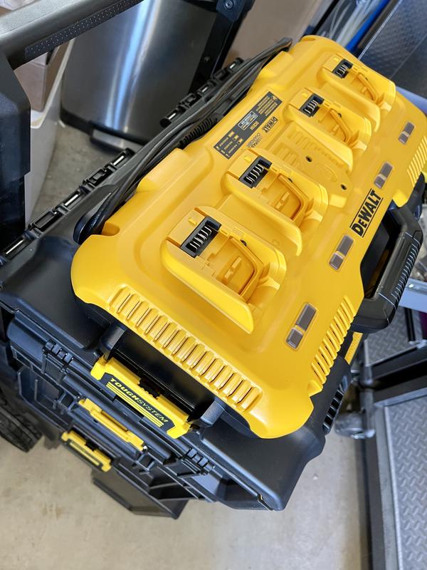 Chargeur rapide 4 ports TOUGHSYSTEM DEWALT DCB104-QW XR 12V / 18V