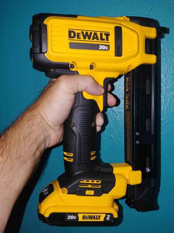 Grapadora Para Cable Inalámbrico 20V MÁX DEWALT DCN701B (tool only)