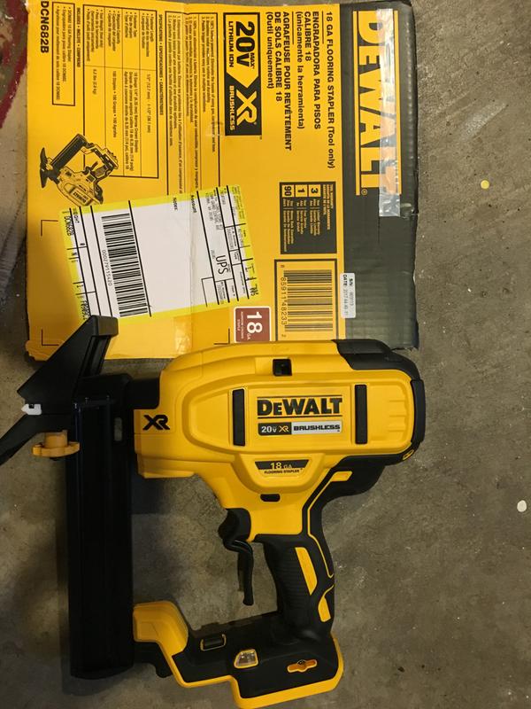 Dewalt discount floor stapler