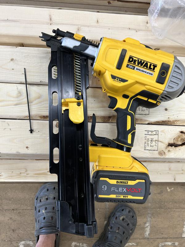 20V MAX* 21° Plastic Collated Cordless Framing Nailer | DEWALT