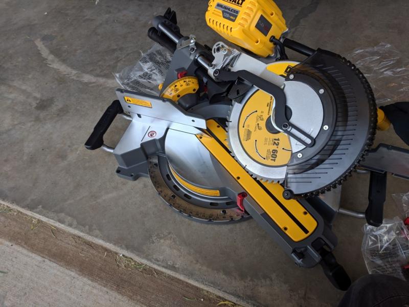 Sierra Ingletadora Inalámbrica 120V Flexvolt DeWalt DHS716AT2