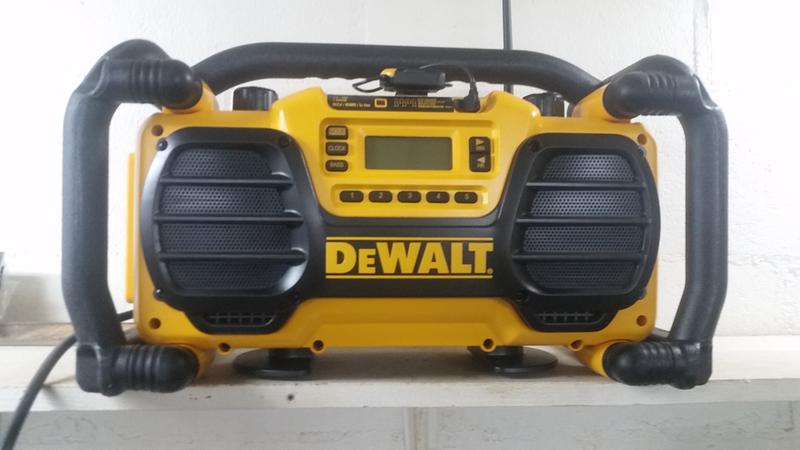 Worksite Charger Radio DEWALT