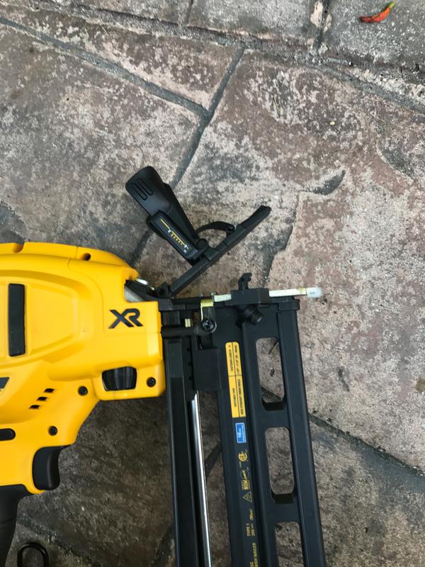 DEWALT Clavadora de acabado 20V MAX* XR, inalámbrica, recta, 16GA (DCN662D1)