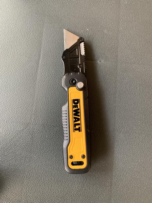 Push and Flip Folding Utility Knife | DEWALT
