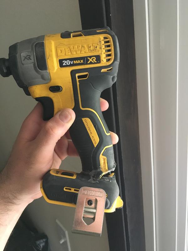 DEWALT - Kit de atornillador de impacto 20V MAX XR, sin escobillas, 3  velocidades, 1/4 pulgadas, 2.0 Ah (DCF887D2) con luz de trabajo DEWALT  12V/20V