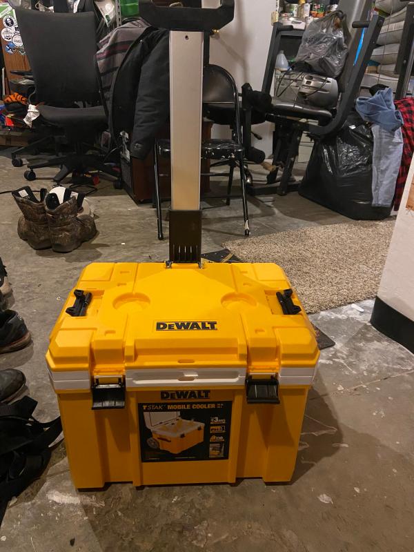 DEWALT DWST17824 DEWALT TSTAK WHEELED COOLER / Cooler Volume 30 Quarts (7.5  Gallons) / Load Capacity 66 pounds