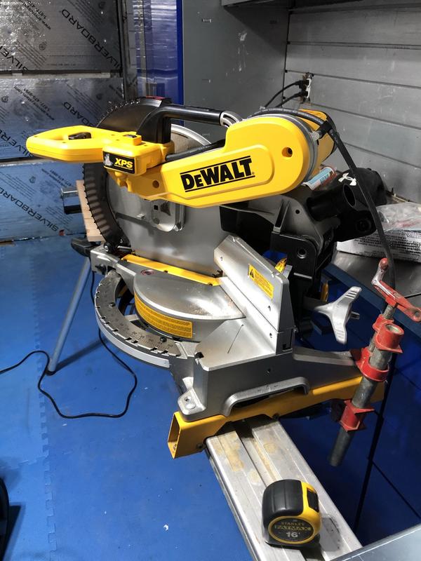 Dewalt dws716xps 12 inch 15 amp compound double bevel miter deals saw kit