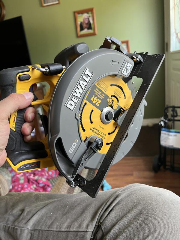  DEWALT FLEXVOLT 60V MAX* Sierra circular con freno, 7-1/4  pulgadas, solo herramienta (DCS578B) : Herramientas y Mejoras del Hogar