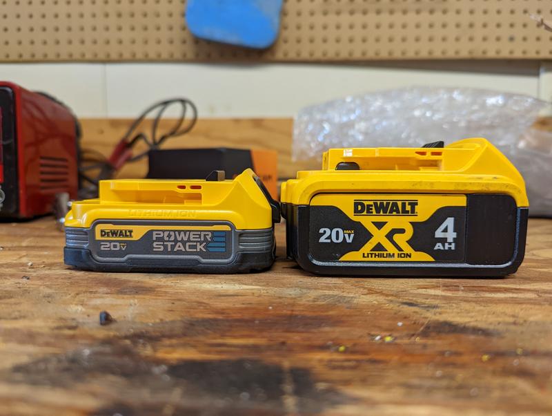 Kit 2 baterías DEWALT XR 18V Powerstack y cargador DCB1104H2 Carga baterías  2.0 Ah en 30 minutos. Ref. 5596X214 — Ferretería Miranda