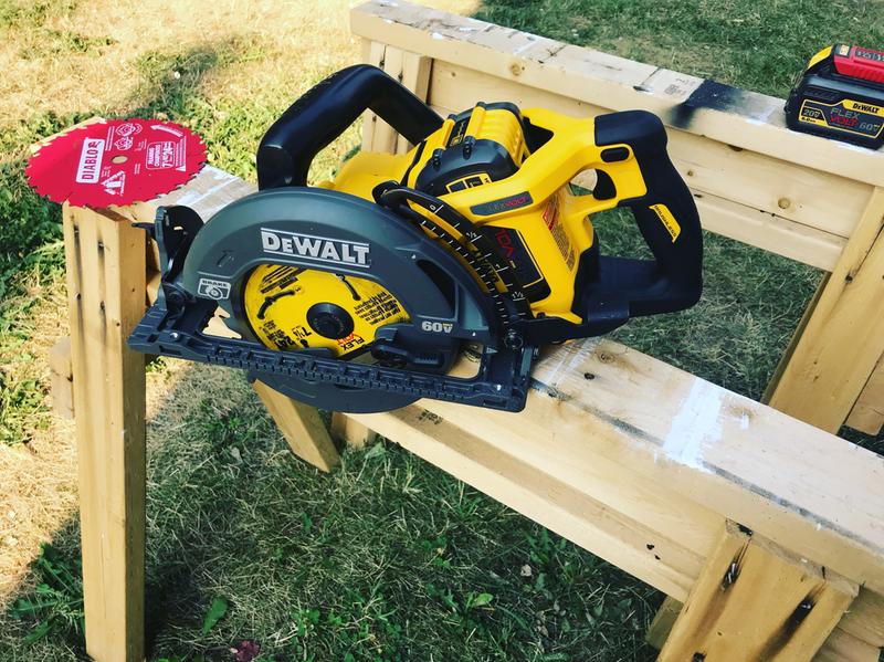 60V MAX 7 1 4 in. Cordless Worm Drive Saw Kit DEWALT