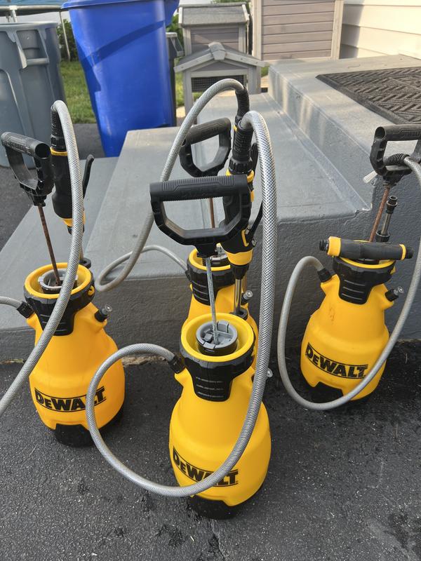 Manual Pump Sprayer 2 gal DEWALT