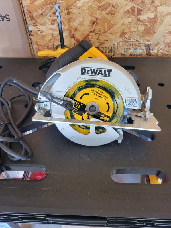 Scie circulaire à cordon DEWALT 7 1/4 po moteur 15 A DWE575