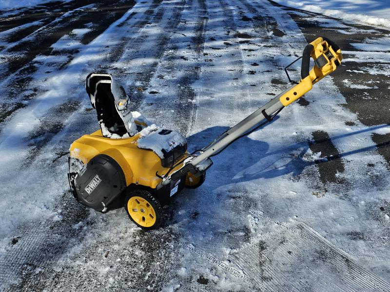 60-Volt FlexVolt Cordless Snow Thrower, Brushless Motor, (2 60-Volt FlexVolt Cordless Snow Thrower, Brushless Motor, (2