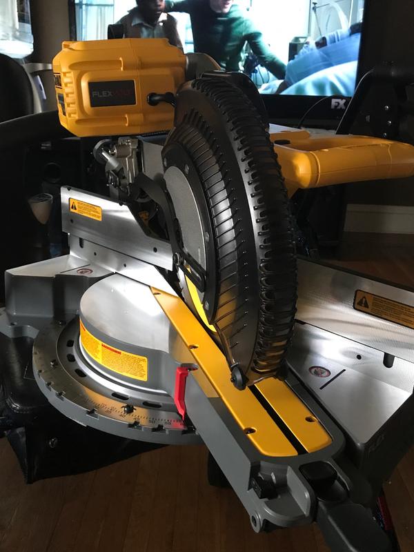 Sierra Ingletadora Inalámbrica 120V Flexvolt DeWalt DHS716AT2