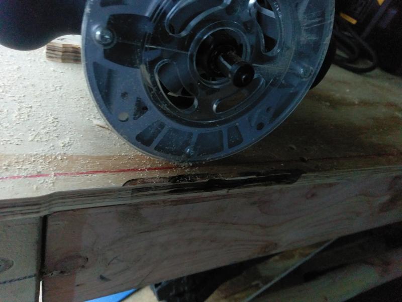 Pay attention to the surface to the left, I messed up on the part under the base and to the right of it. With the flush bit I was able to navigate the router smoothly thanks to the comfortable grips on the fixed based router