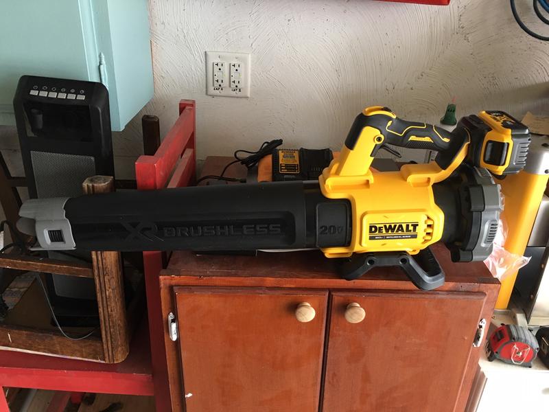 DEWALT 20V MAX* Brushless Handheld Battery Powered Leaf Blower Kit