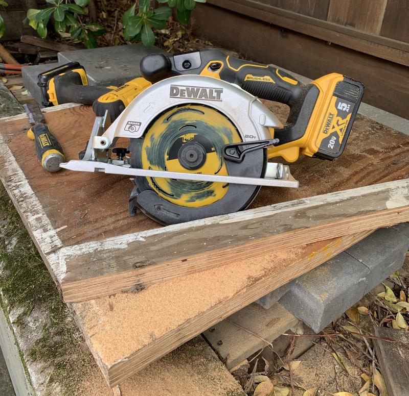 20V MAX* XR® 6-1/2 in. Brushless Cordless Circular Saw (Tool Only)