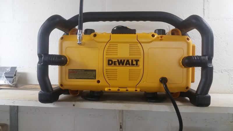 Worksite Charger/Radio | DEWALT Worksite Charger/Radio | DEWALT