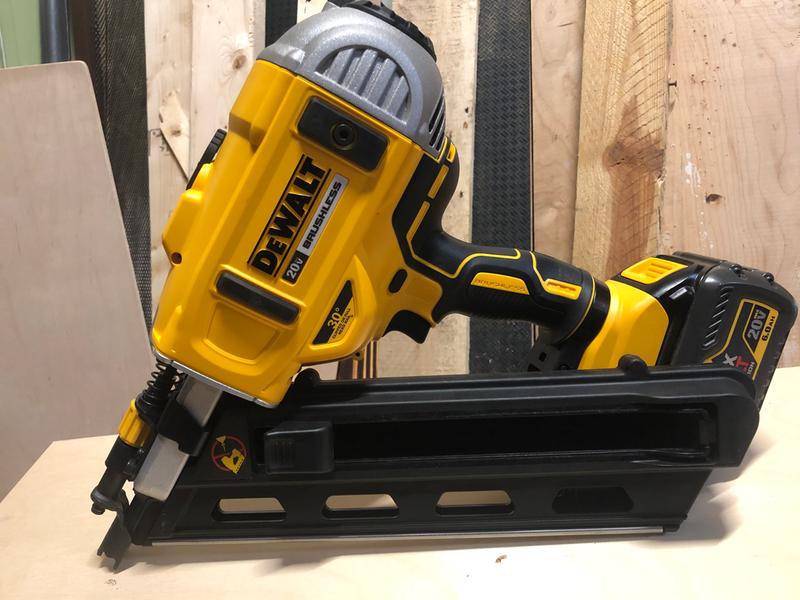 CLAVADORA INALÁMBRICA 30° 20V MÁX DEWALT DCN692B