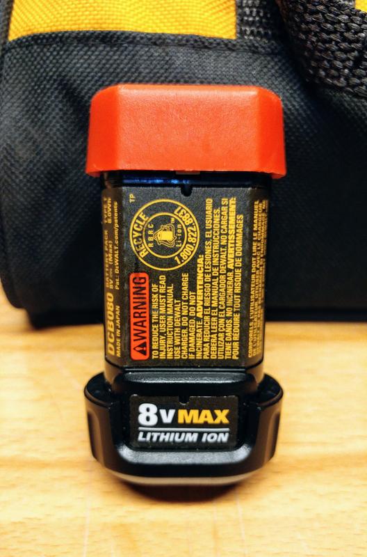 DEWALT Cargador de batería DCB095 8V MAX
