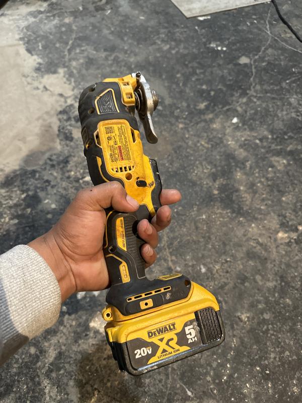 ATOMIC 20V MAX* Brushless Cordless Oscillating Multi-Tool Kit | DEWALT